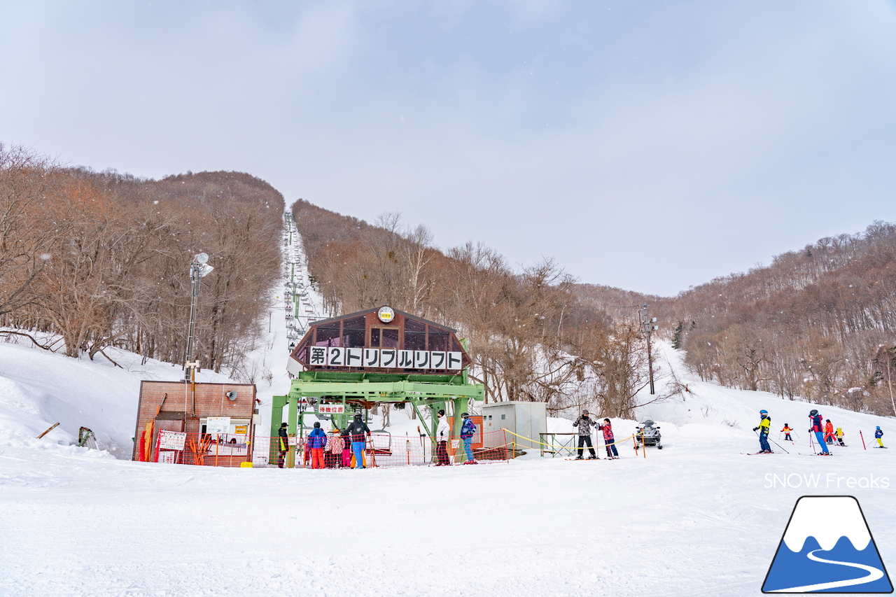 札幌藻岩山スキー場｜藻岩山の山頂に架かる『第2トリプルリフト』は、明日が今季の運行最終日…。ということで、いざ乗り納めにGo～(^^♪